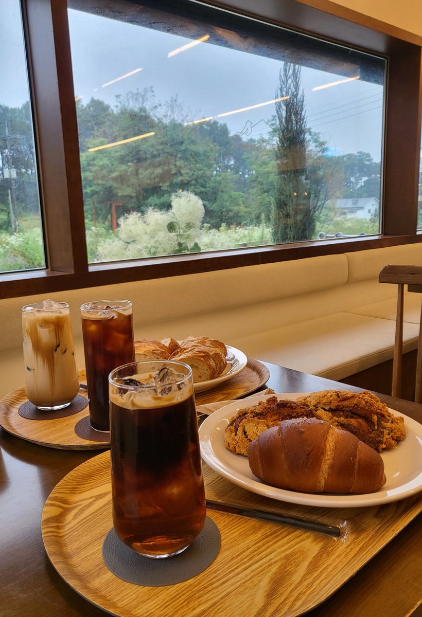 오늘은 울 신랑 귀빠진날~~^^군대간 아들도 휴가를 나와서 어제는 생일 전야제를 거하게 먹고 마시고 노래방까지 아이들과 신나게 보냈네용..지금은 비오는 까페에서...오늘은 오붓이 둘이 무얼할까 고민고민 중이예요~관클을 갈까..어디를 갈까....무얼하면 좋을까용~~ㅎㅎ
#생일 #이벤트 #행복한날