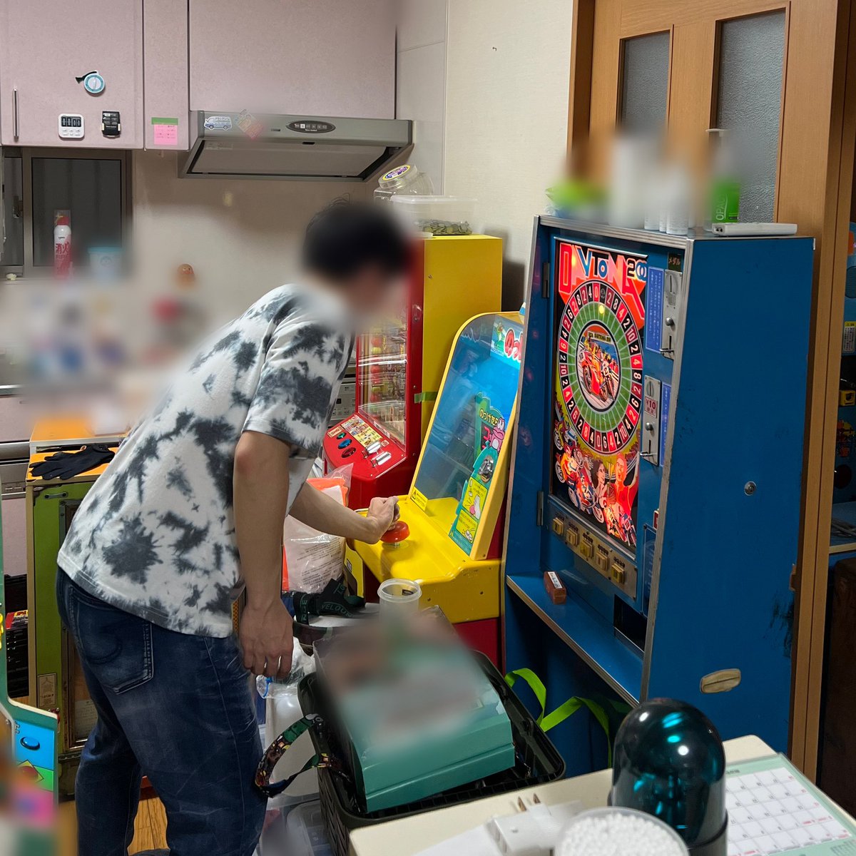 本日、お客さんが来られて昭和のメダルゲームを楽しまれています