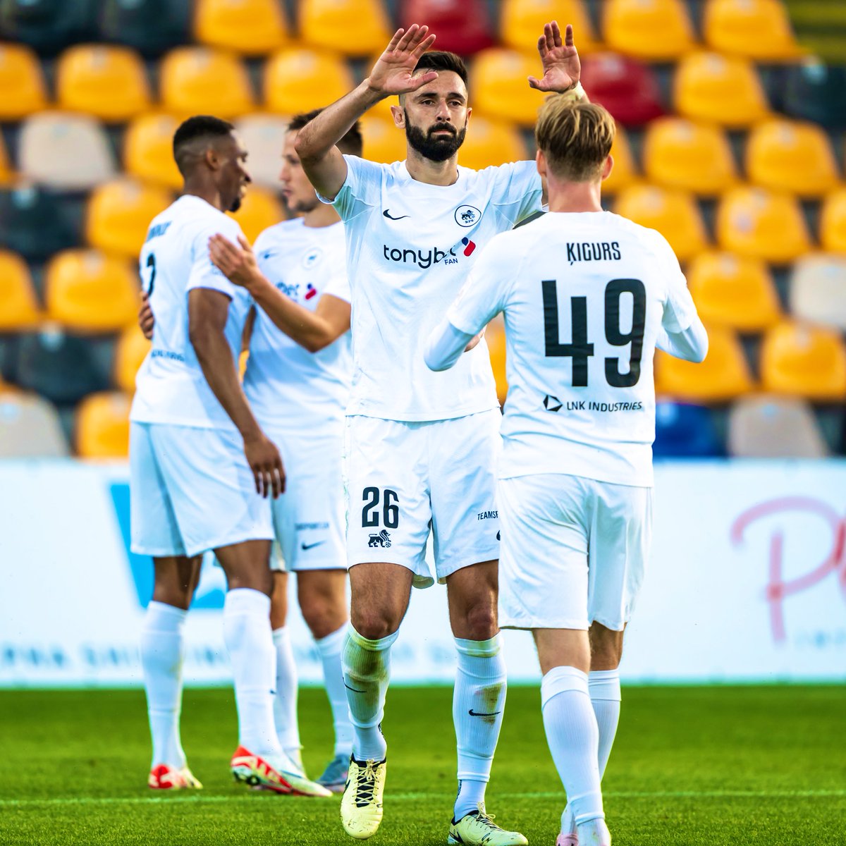 RFSCentral's tweet image. ⁉️🇳🇴 Reportedly, last night Bodø/Glimt’s scouts were in Riga to scout RFS ahead of their potential tie in the UCL 2nd round.

However, they confused them with another club called Rīgas Futbola Skola, who play in the 4th tier, and realised it once arriving at the game. 😂