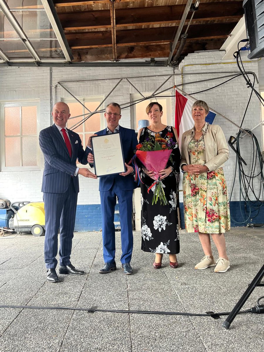 Het voelt heel toepasselijk dat wij juist tijdens onze FAMILIEDAGEN het FAMILIEBEDRIJF Taxi- en autoverhuur POL mogen feliciteren met het verkrijgen van hun Koninklijke status als Hofleverancier.
Zeerobben is trots op de relatie met deze sponsor. Gefeliciteerd BJ, Ali &amp; familie🤴