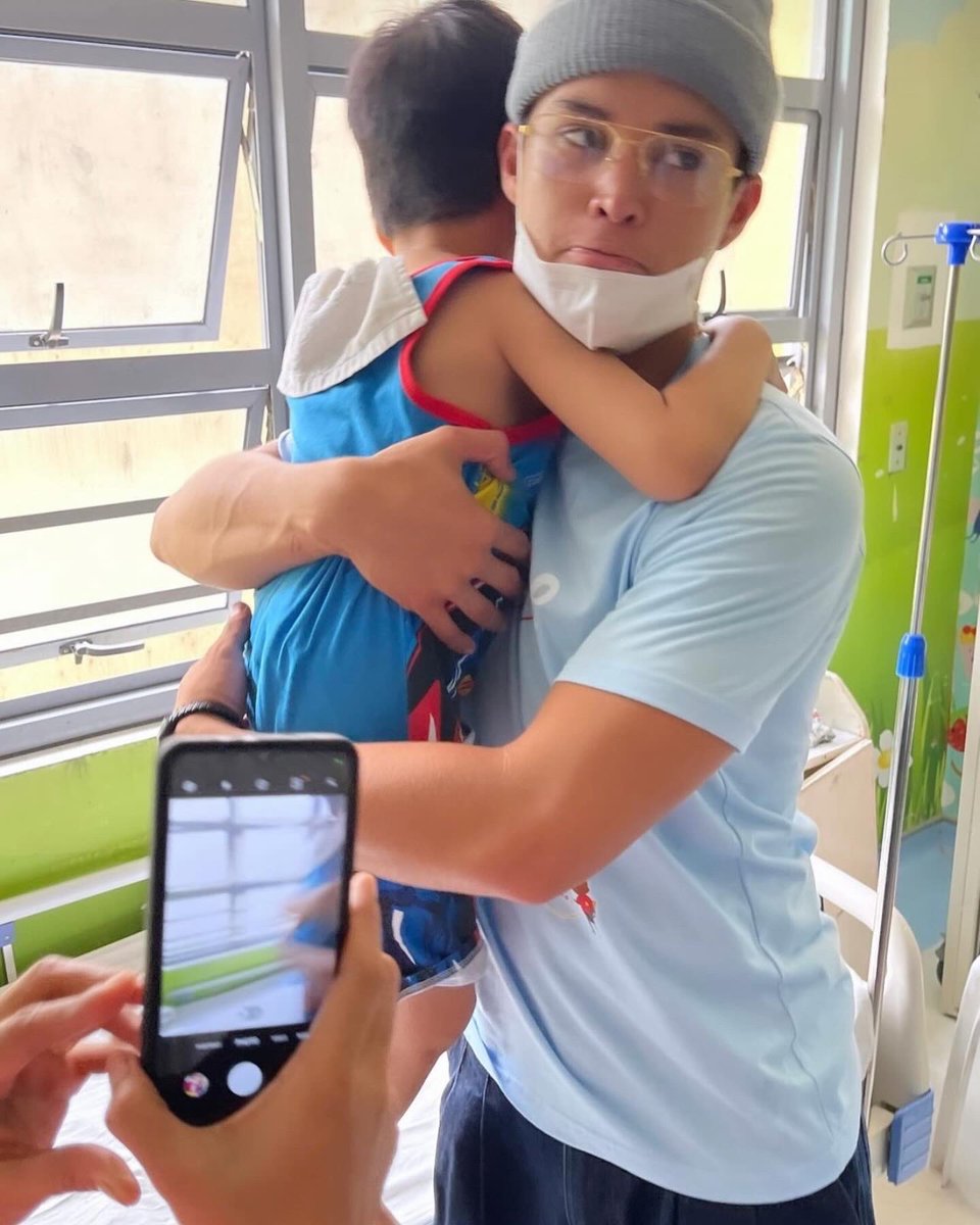 Kyle giving back at NCH for his birthday. 

KYLE ECHARRI FANMEET