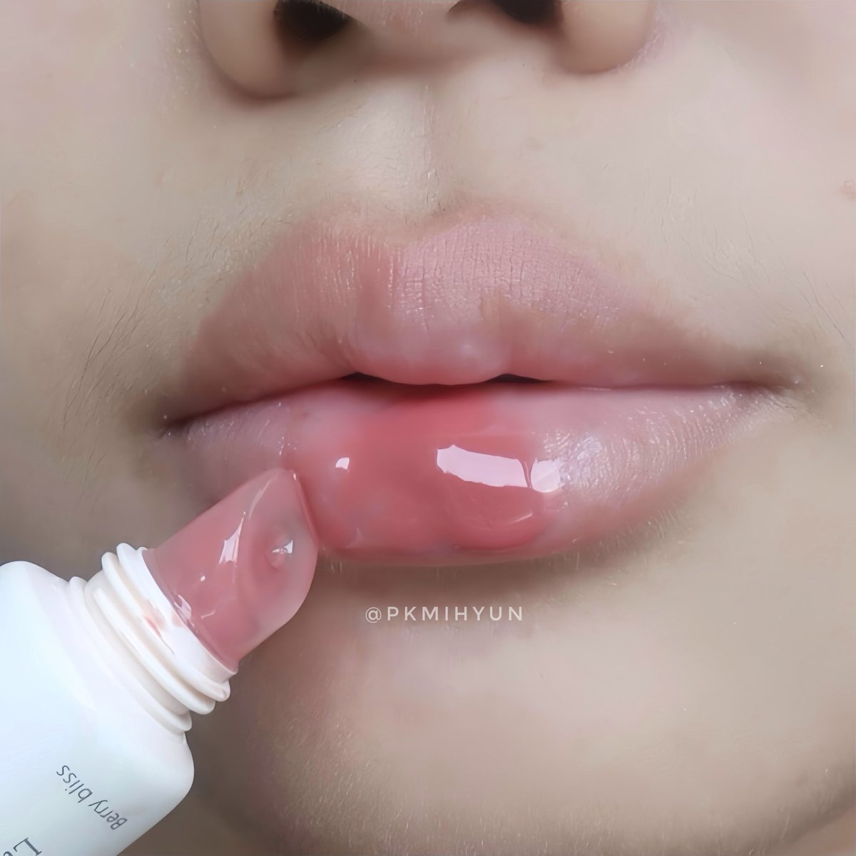 pkmihyun's tweet photo. แบรนด์ไทยทำถึงอีกแล้ว #Merrezca Lip Better Balm🍑💫 สารบำรุงแบบจึ้งๆทาแล้วปากชุ่มชื้น อวบอิ่มแต่สีเป็นธรรมชาติมากก คนปากแห้งคือเลิฟ พกติดตัวแท่งเดียวเอาอยู่ #ใช้ดีบอกต่อ #รีวิวMerrezca https://t.co/3w88fFhg2s