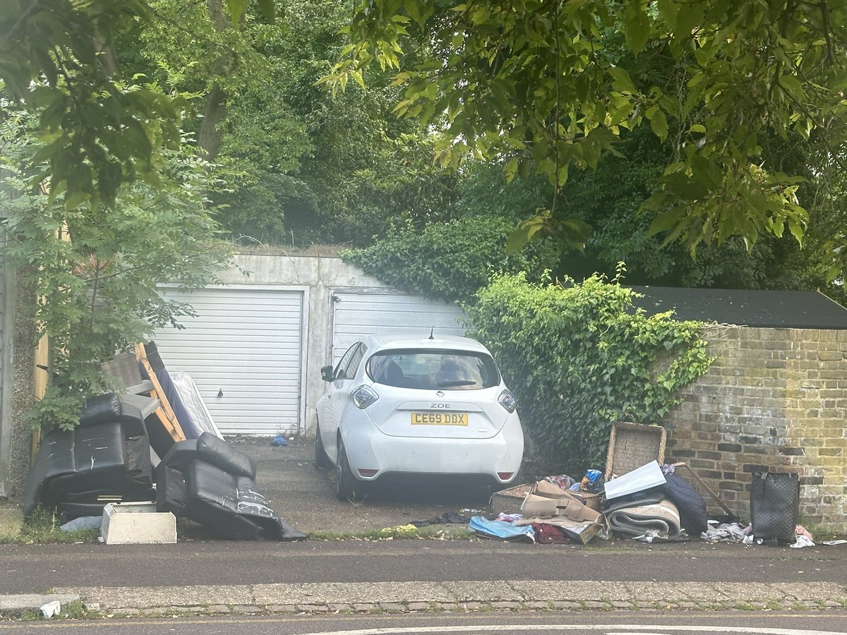 ksteckova7's tweet photo. @wfcouncil Waltham Forest refuses to collect this rubbish! It's a health and safety issue https://t.co/mDCyKOX6qG