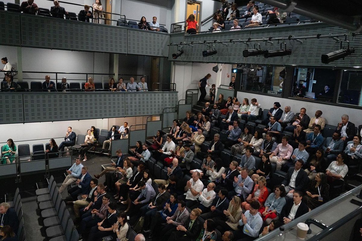 Nice end to the week presenting at the British Oculoplastic Surgery Society (BOPSS) Conference in Leeds. 

My next oculoplastic presention will be July in Los Angeles 🇺🇸 for <a href="/UCLA/">UCLA</a> at the annual facial rejuvenation course :-) 

#oculoplastics #photography #medicalphotography