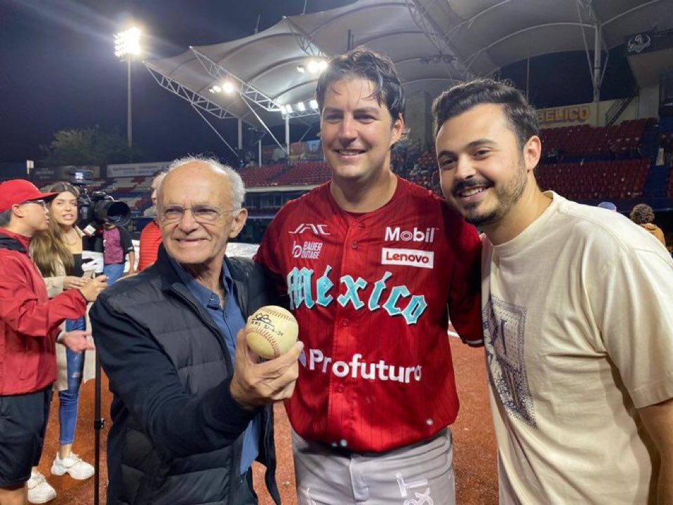 Such a special night—Mr. Harp (the owner of the Diablos) requested that <a href="/BauerOutage/">Trevor Bauer (トレバー・バウアー)</a> pitch in his hometown of Oaxaca when they played the <a href="/GuerrerosOax/">Guerreros de Oaxaca</a>. Not only did Trevor make sure his pitching schedule lined up to be able to pitch for Mr. Harp, but he proceeded to nearly pitch