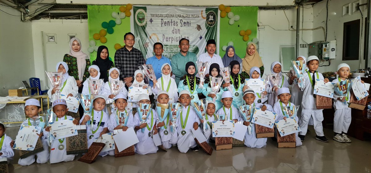linurulinsan's tweet photo. Prosesi Penyerahan Ijazah secara langsung oleh Imam Sukron Mamonto https://t.co/RARRgO7MGb didampingi Kepala Seksi Madrasah Kab. Bolmong Nurhan Soga, https://t.co/DZQ9uiZfOS, Anggota DPRD terpilih Iingfantri Manggalupang S.H.I saat Perpisahan di RA Al-Insaniyah Lolak Tombolango https://t.co/7qbn8tlSwZ