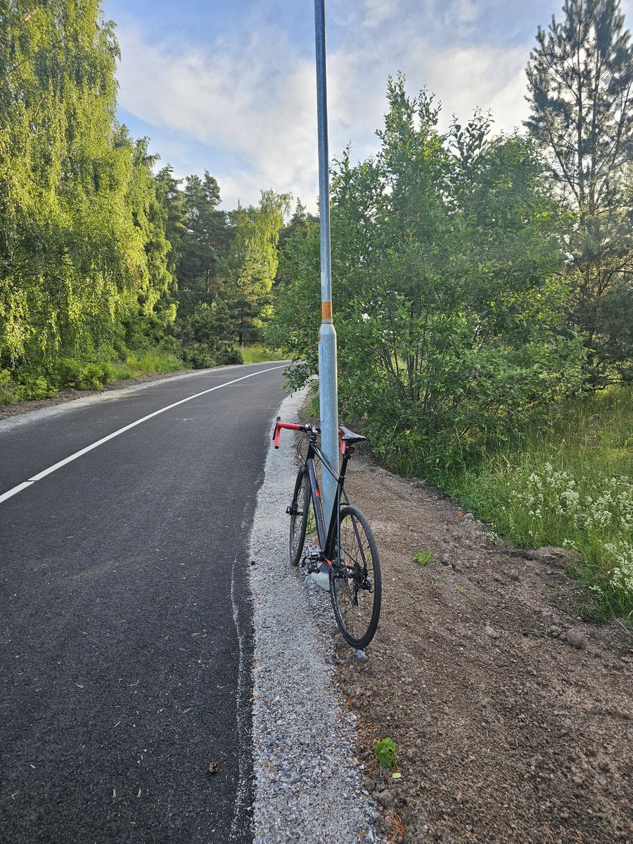 BigDogDJJENS's tweet image. Tufft cykelpass 8
mil, 4 timmar TIDIGT...
______
#BikeFlow #DJJens #VeganPower 
#Träning 21 Dagar i rad (Försök 32)
#Dag5 🌱  22:a Juni 2O24 🚴🏻‍♀️
Saturday kl. O4:2O-O8:2O #80km
Från innerstan SthlmCity å ända
ut till min gamla hood Vallentuna/
Lindholmen + extra runt i Täby
på väg…