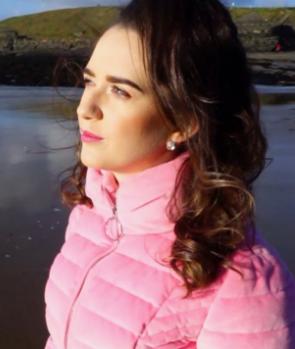 lorraineelizab6's tweet photo. #Otd 2013: @QUBAlumni @ABegleymusic won #TheVoiceUK series 2! Born in #Pomeroy, Co #Tyrone. Her debut album, The Message, released Oct 2013 reached #7 in UK charts! Niece of Irish country music singer Philomena Begley! Soul of a Songbird released Dec 2019. https://t.co/kW1nchS8mL https://t.co/hb0ClXmYyt