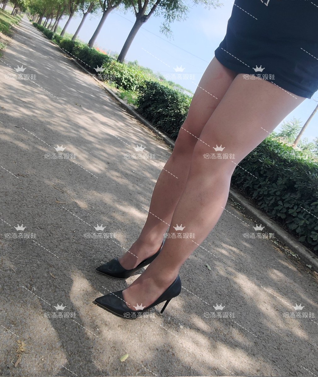 mengmianchaore2's tweet photo. 穿着丝袜高跟露出，被路过的大爷大妈都看光了
#露出 #丝袜高跟 #女装 https://t.co/mSXsdJC1ei