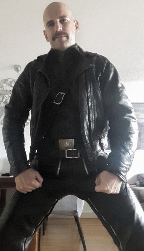 Fuckin' horny leather guy. Breed me Bro.