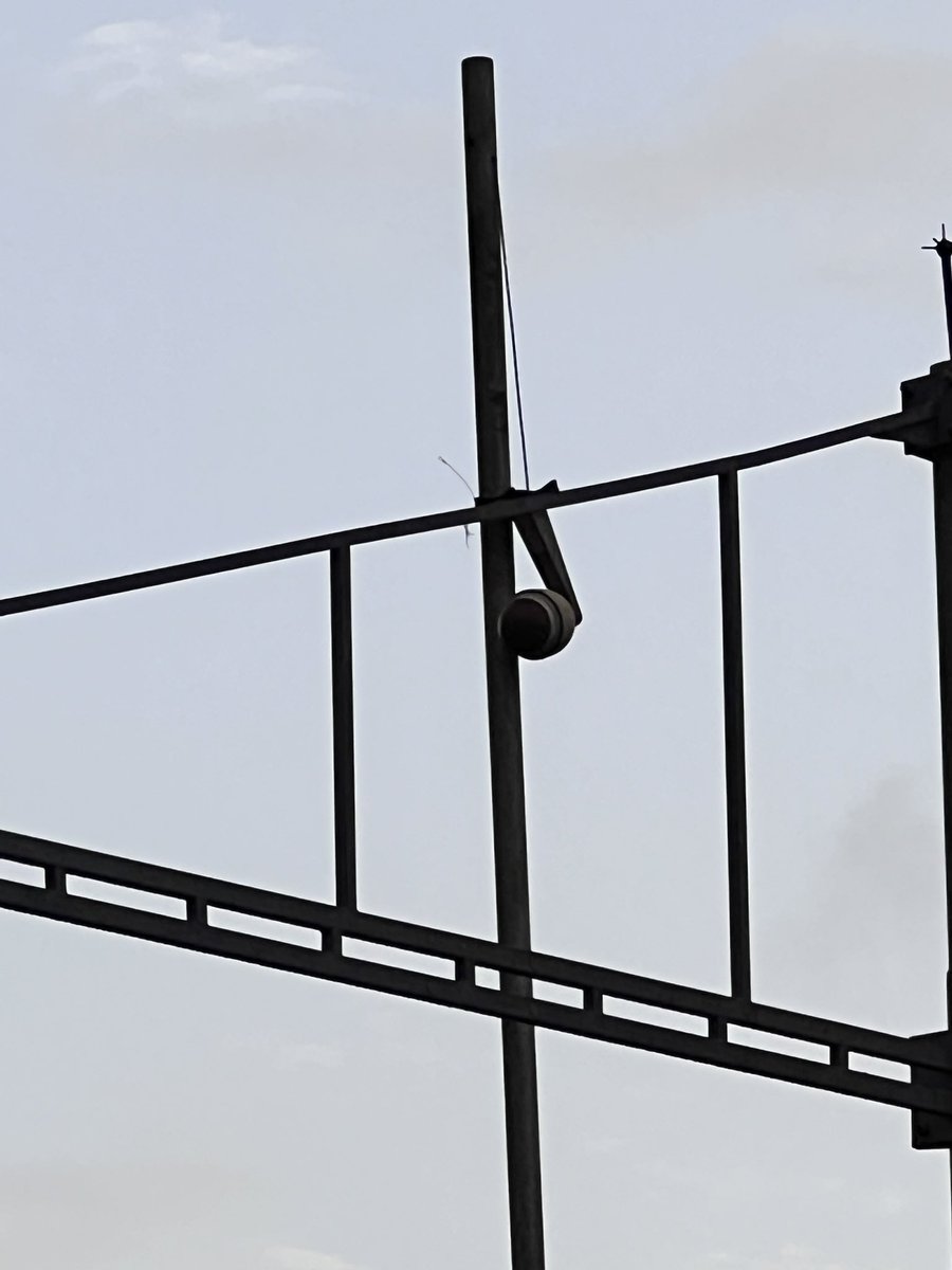 NPCCA's tweet image. This camera is dangling loose at A Garware junction, #MarineDrive ready to fall any moment. @mybmcWardA @MumbaiPolice pls fix before someone gets hurt