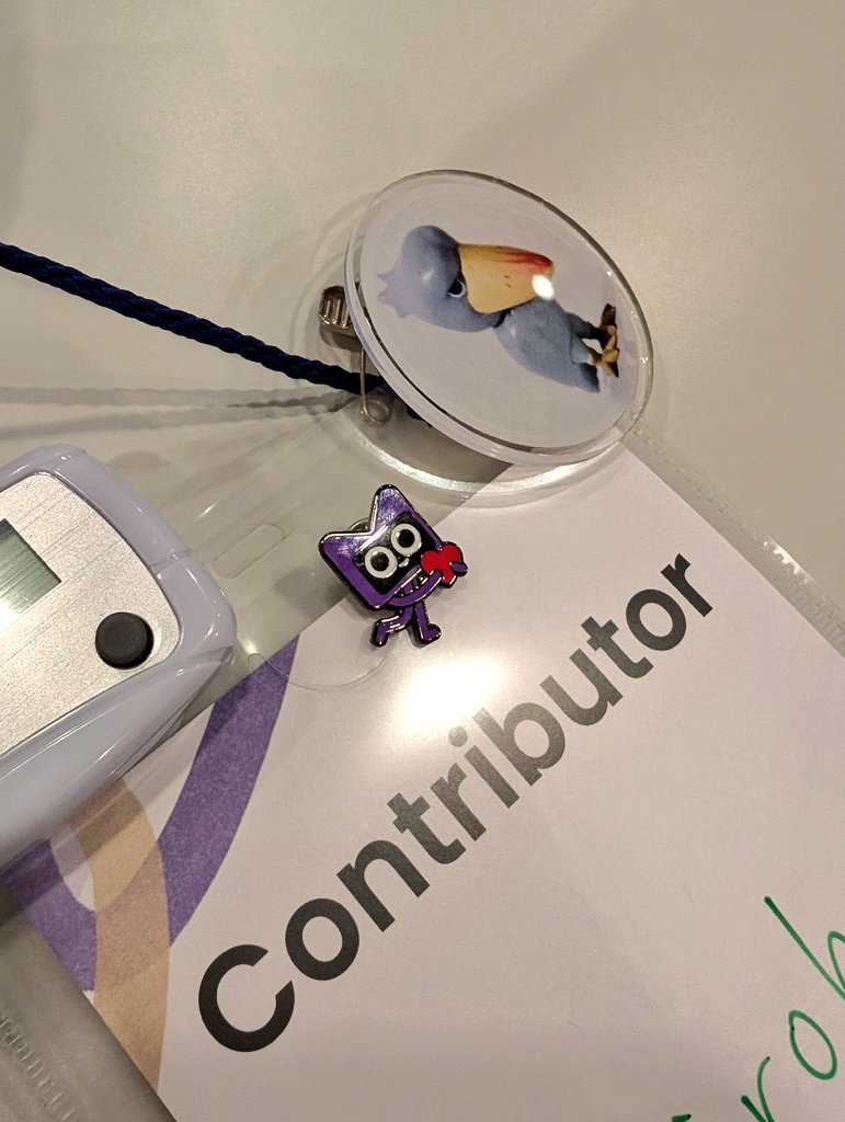 wiroha's tweet image. スタンプラリーしてピンバッジもらった！❤️持ったコーディーかわいい～ #KotlinFest