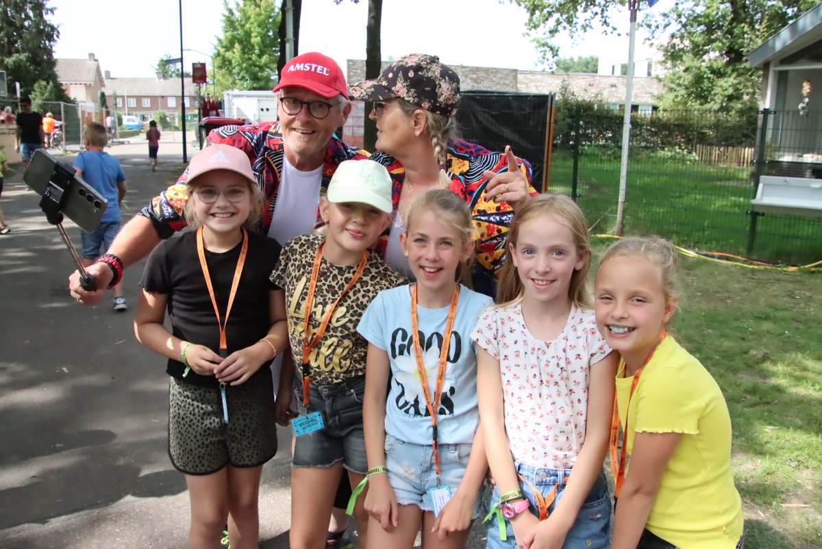 bouwdorp's tweet photo. Beoordelen van de hutten is dit jaar door Paul en Henriette. Vrijwilliger worden van bouwdorp, meld je aan !!! https://t.co/ZmpazF2gFN