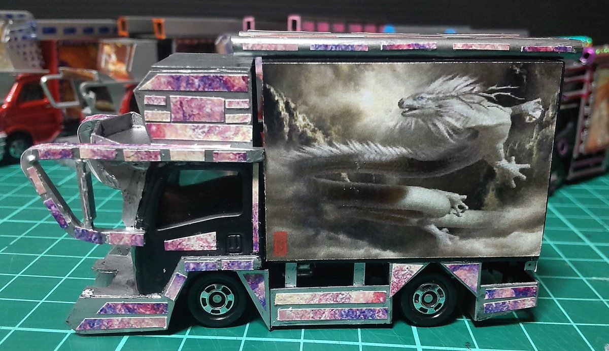 トミカのエルフデコトラ完成 派手にしようと思ったけど飾りを貼りすぎ