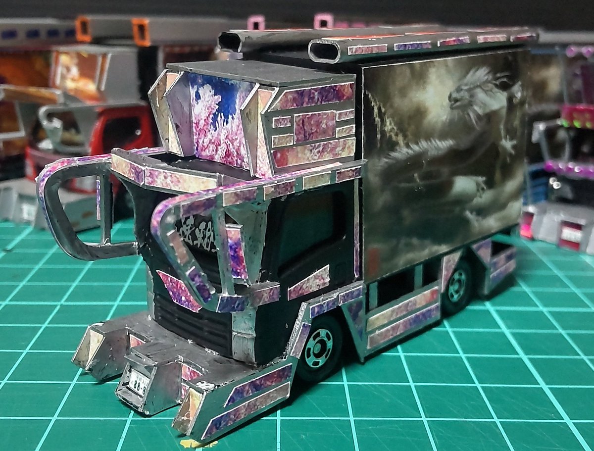 トミカのエルフデコトラ完成 派手にしようと思ったけど飾りを貼りすぎ