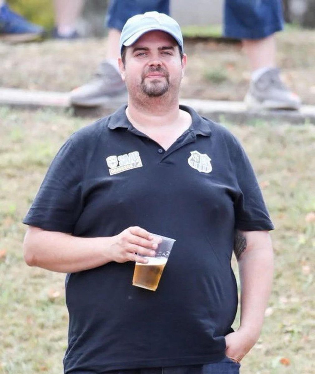 männer stehen so bei hausparty in der ecke und sagen "der song war bei fifa"