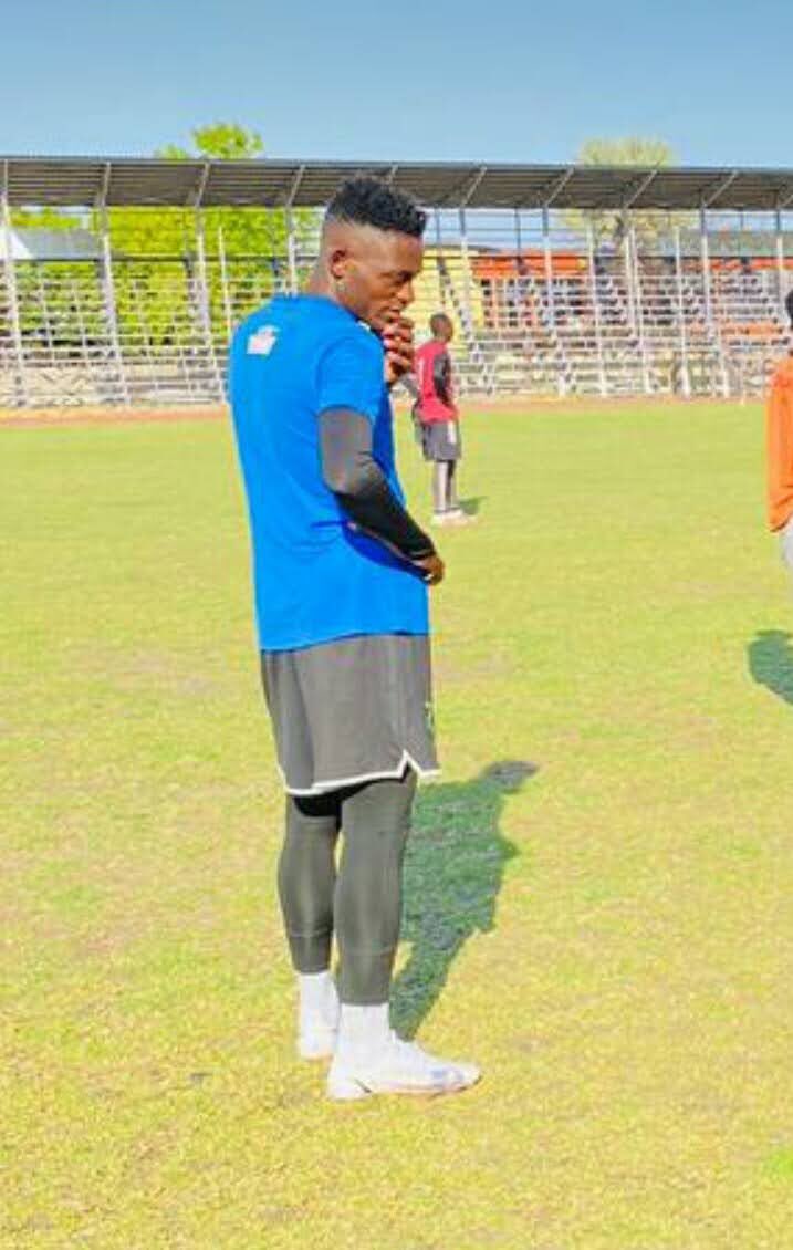 FootyNamibia's tweet photo. 𝐁𝐀𝐂𝐊 𝐅𝐑𝐎𝐌 𝐈𝐍𝐉𝐔𝐑𝐘🚨
Chula Chula striker, George “Ronaldo” Marselinu has recovered from injury and has started training.
The 28-year-old dislocated his left arm on June 9th and missed the PstBet NFA Cup semi-finals against Young Brazilians FC.
#Individualtraining | #chulachula