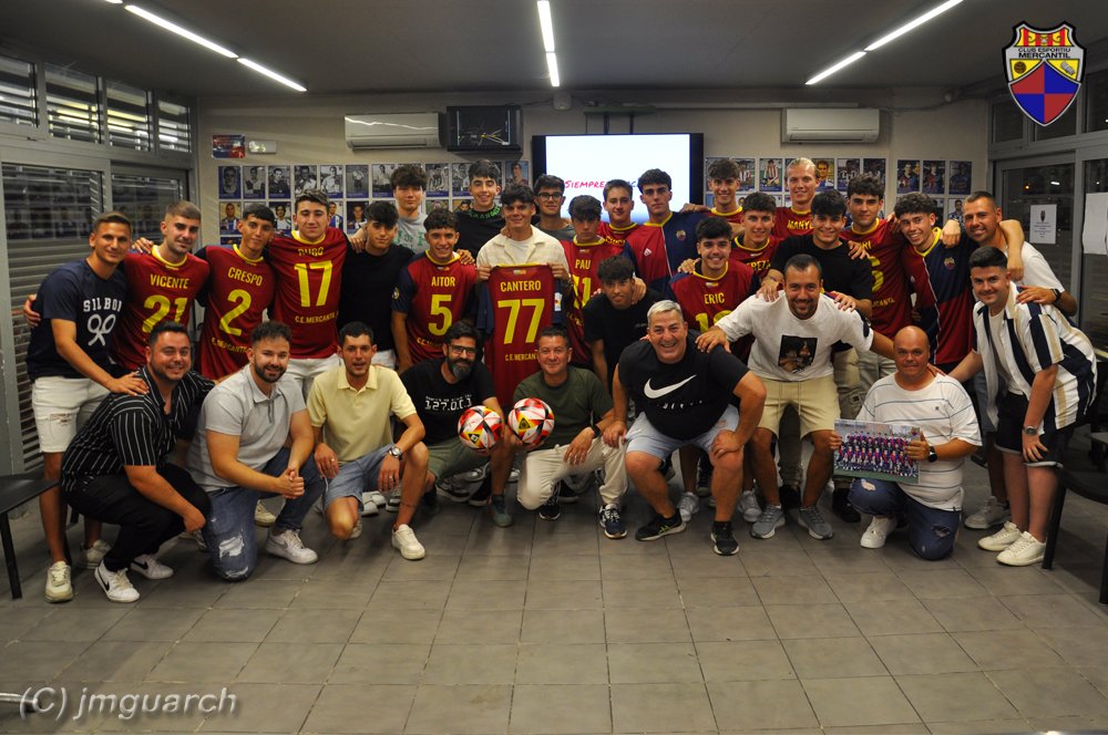 CEMercantil's tweet photo. 🔴🔵 JUVENIL "A"
🔵🔴

Ahir a la nit vam fer el sopar i l'entrega de samarretes als jugadors que deixen el club per edat.
Aquest cop vam comptar amb la presència del Victor Rodríguez, jugador professional format al Mercantil.

Moltes gràcies i molta sort a tots !

#CEMJuvA https://t.co/vLlFL7MuVB