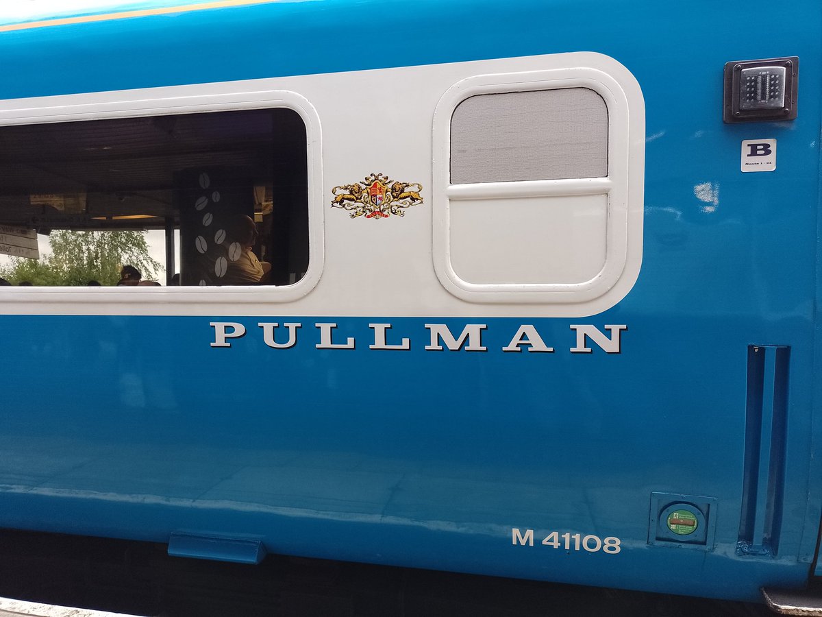 LachlanMain's tweet photo. WIGAN.
Pullman Blue at the North Western station.
#PullmanTrain #chartertrain #railways #railwaystation #railtravel #Wigan https://t.co/k3RqLTTWka