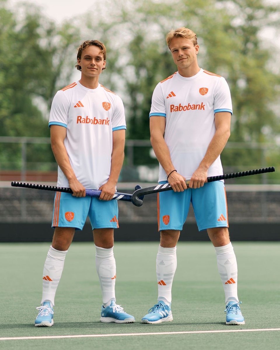 De KNHB en adidas presenteren dit weekend tijdens de internationale FIH Pro League wedstrijden op 22 en 23 juni de nieuwe tenues van de Nederlandse hockeyelftallen. Met deze tenues bezegelen adidas en de KNHB hun 25 jarige samenwerking. Lees hier meer ⬇️
bit.ly/3KRp7SC