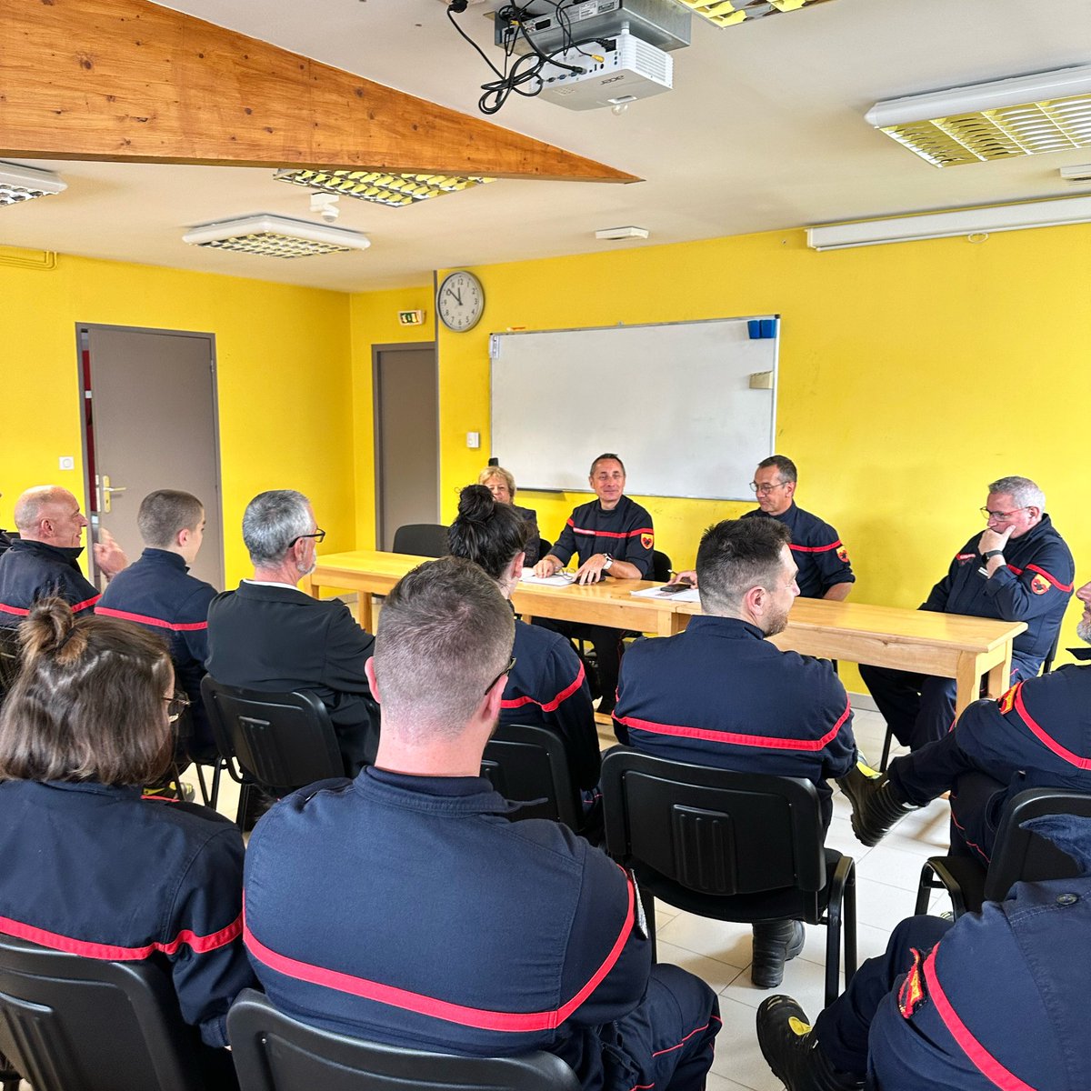 [Visite de caserne]

Ce samedi 22 juin devait se tenir la #JNSP à Saint-Chély, mais celle-ci a été reportée. 
Le colonel LHOMME, DDSIS du SDIS 48 arrivé au 1er juin en Lozère a maintenu sa visite au CIS de Saint-Chély.

#pompier #sapeurpompier #sapeurpompiervolontaire