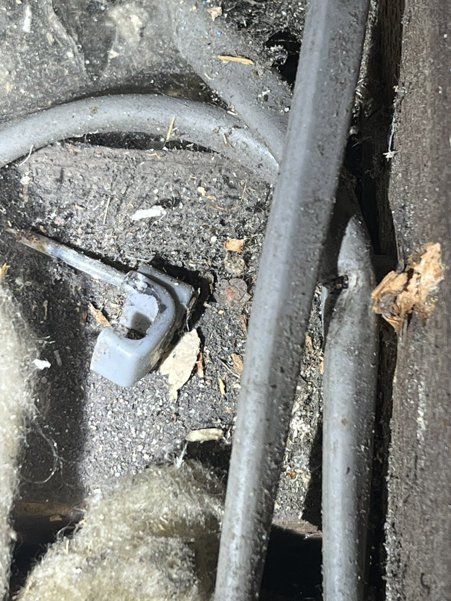 ses_simon's tweet photo. When your circuit won’t reset and keeps tripping. You find the damage is from a loft board that’s not fastened down and caused the cable to break. Fixed the break in the cable using the Quickwire maintenance free 2 way splitter. 
#niceic #beeston #electrician #quickwire #wiring https://t.co/sNr97qd4Di