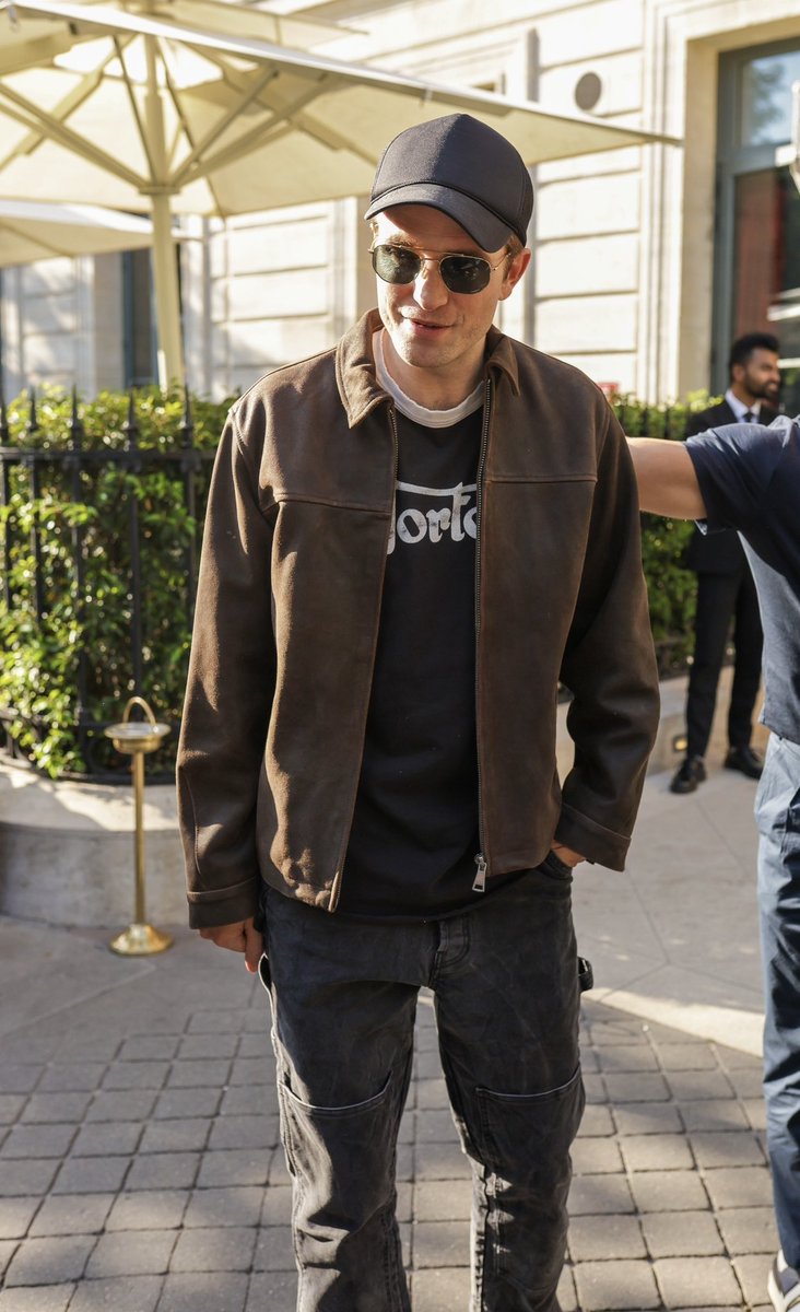yolandanapoli's tweet photo. He is just perfect my sunshine  Robert Pattinson❤️❤️

#RobDior https://t.co/zRc2AV74hK