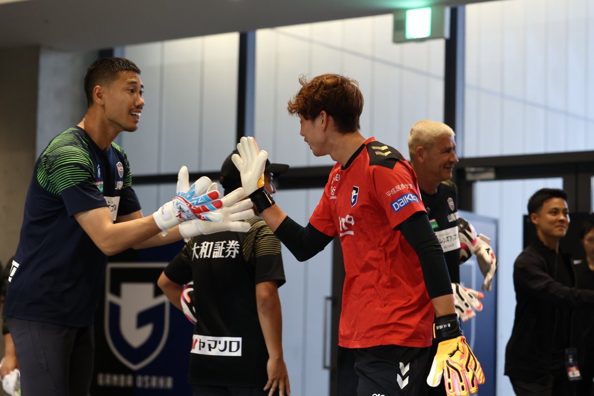 GK #一森純 選手と #東口順昭 選手がウォーミングアップへ👐 試合を