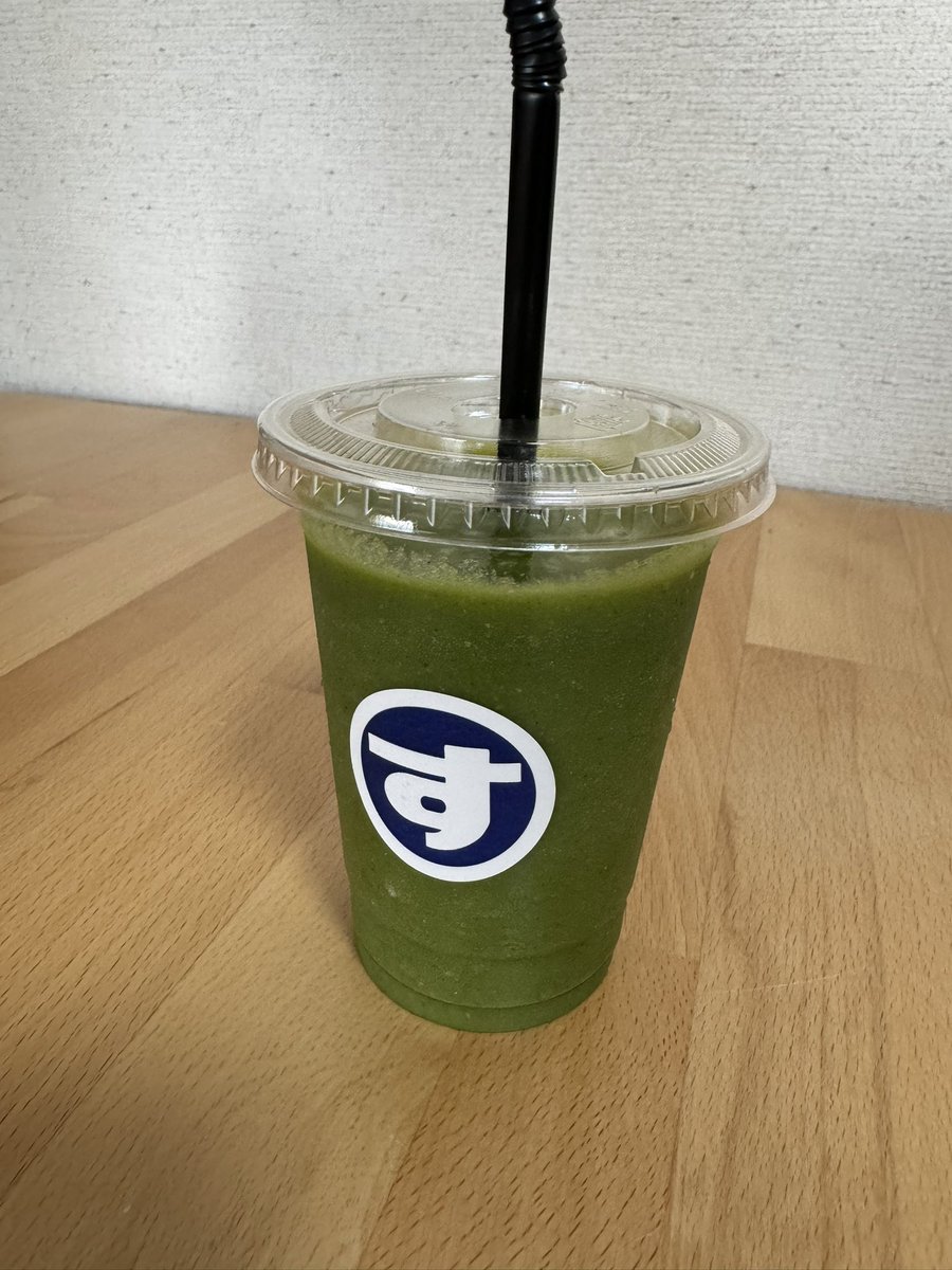 サウナ帰り、近所の八百屋さんで野菜スムージー。すっきり。素敵なお店、すとう商店。
