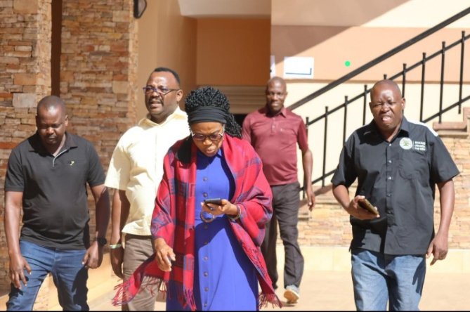 KatagataJr's tweet image. Nation-building requires painful sacrifices: &apos;deserting&apos; one&apos;s family for retreats; sleeping less, even with an inviting bed; run rather than walk; eat &amp;amp; drink, if at all, literally on one&apos;s toes! Tough!!!
Ask @KagutaMuseveni &amp;amp; his Bush-war folks. 
#CurrentState
#RangersOnTheMove