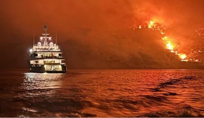 1stinthevillage's tweet photo. Η πιο Ελλάδα είδηση που θα μπορούσε να σκεφτεί κανείς.
Από ένα ιδιωτικό σκάφος που είχε νοικιάσει παρέα τουριστών που καυλάντιζε, εκτοξεύτηκαν βεγγαλικά κ καίγεται το μοναδικό πευκοδάσος της Ύδρας στο οποίο δεν υπάρχει πρόσβαση για τους πυροσβέστες που δεν υπάρχουν.
#Υδρα #φωτια https://t.co/P0Qg4DUsTF