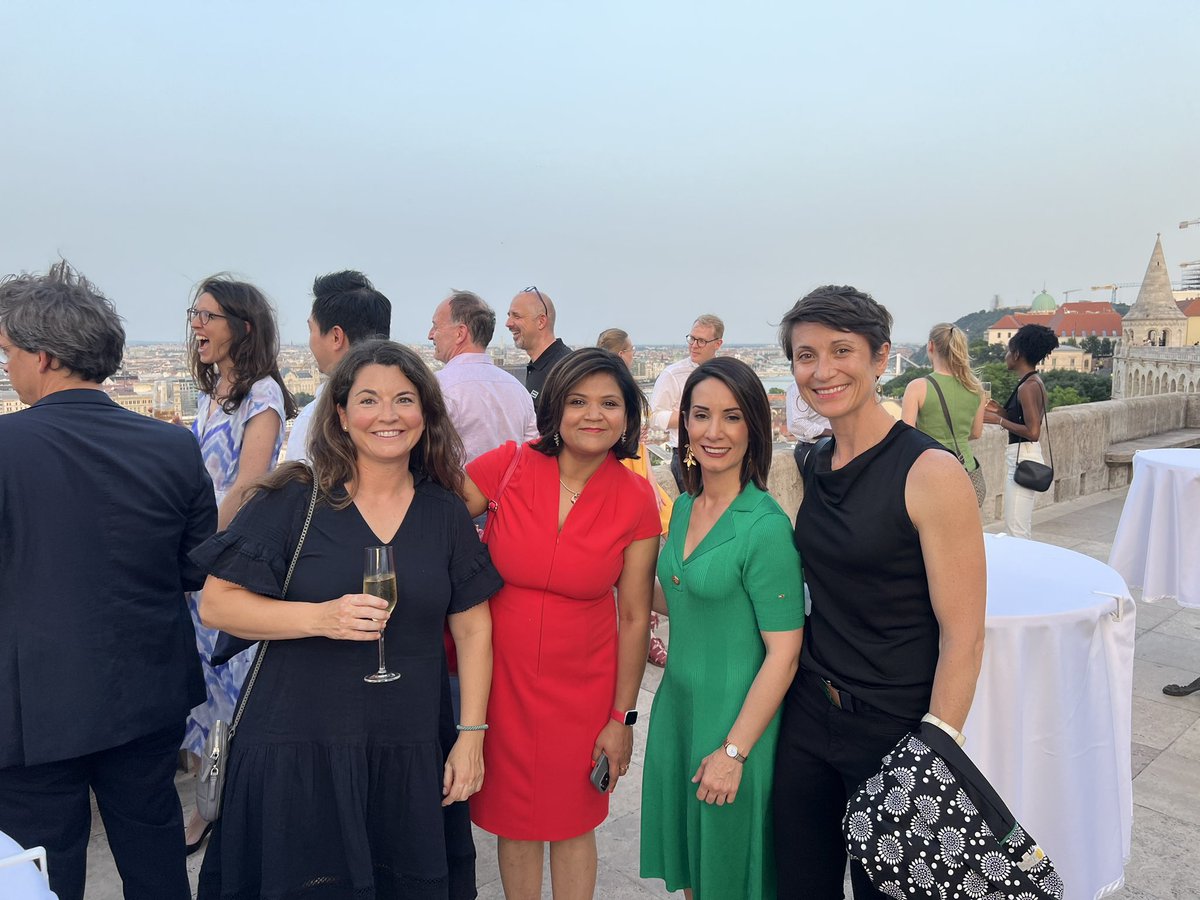 spsutkaMD's tweet image. A massive thanks to the organizers of the #UROonco24 mtg in stunning Budapest ! Congrats on a phenomenal program!  I’m so grateful to be part of this incredible international community of UroOncs 💫 @MRoupret @carme_mir1 @GGiannarini @MaartenAlbersen @shilpaonc @Uroweb #ESOU