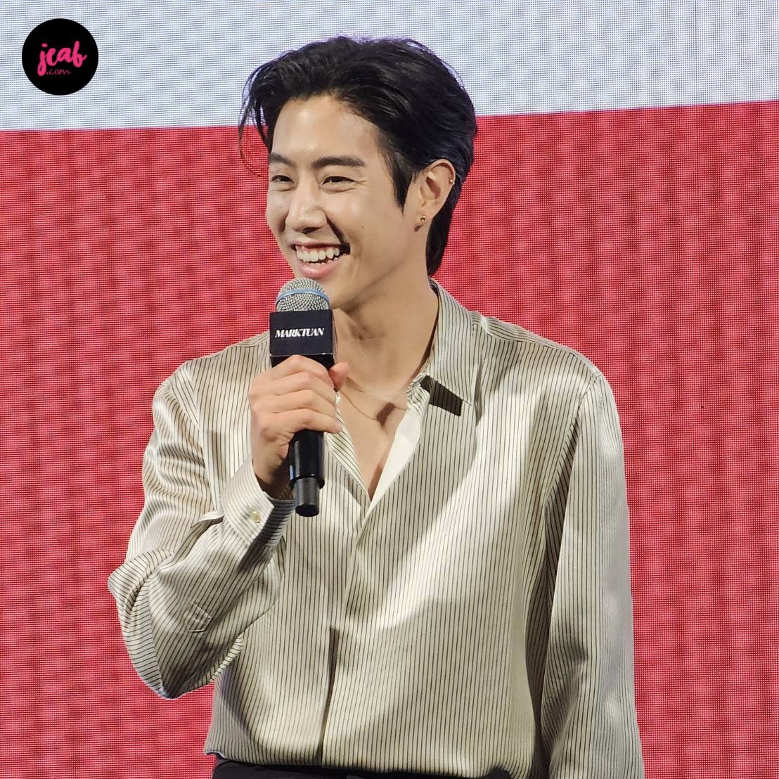 jeabdotcom's tweet photo. รอยยิ้มพี่มาร์ค ต้วน นั้นดีมากจริงๆ 🥰 
📷 เก็บตกภาพบรรยากาศในงานแถลงข่าว "The 1 Day วัน The 1 แห่งชาติ 2024" มาฝากกัน 

#The1Day #วันThe1แห่งชาติ2024
#The1xMarkTuan #The1APP
#MarkTuan #มาร์คต้วน
#Jeabdotcom https://t.co/G18Q9YSRx7