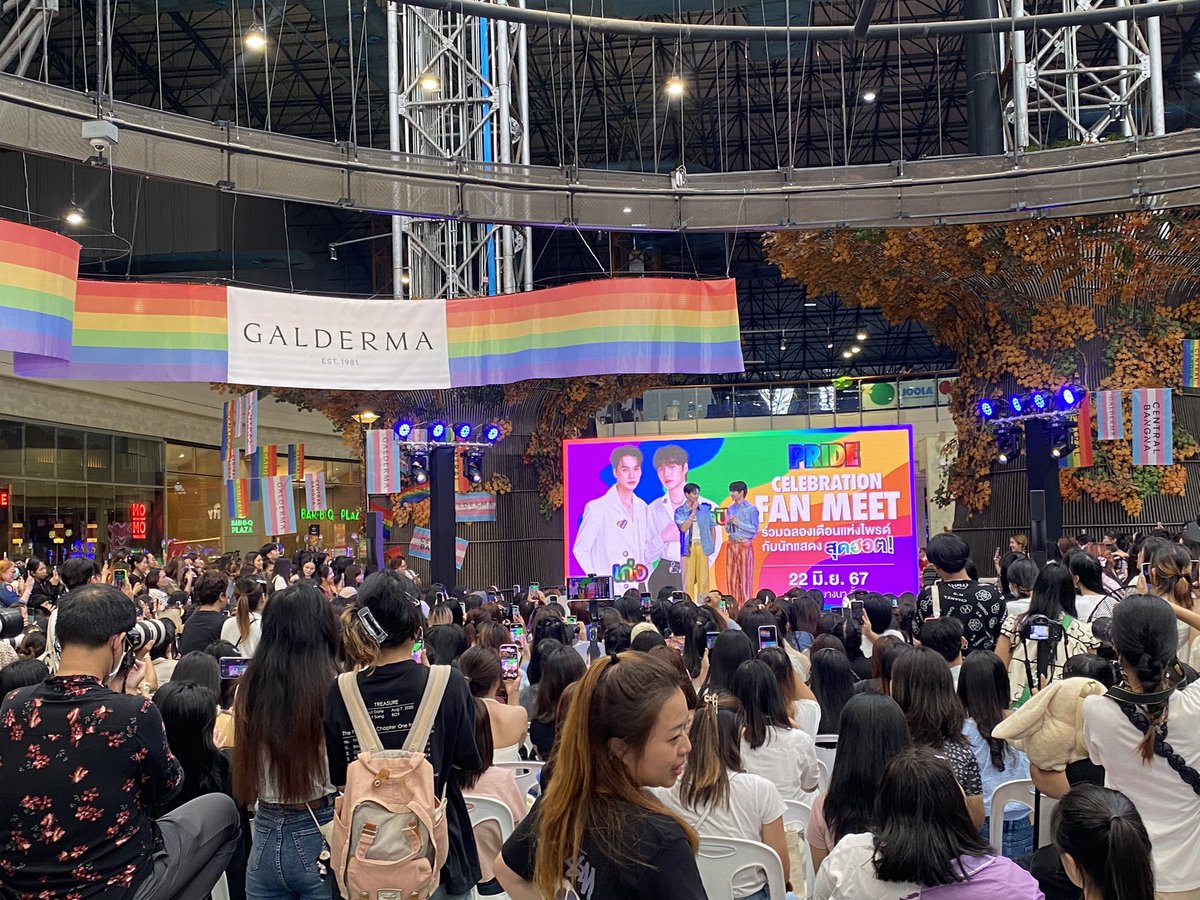 Chamook1919's tweet photo. ไม่รู้จะบอกอธิบายความรู้สึกนี้ยังไง ขอบคุณทุกๆคนมากเลยนะคะ ที่เอ็นดูน้องมากมายขนาดนี้ ดีใจแทนน้องมากๆเลย🥹 ขอบคุณทุกการซัพพอร์ตตั้งแต่แรกจนถึงวันนี้นะคะ ลูกน้อยดีใจมาก ขึ้นรถมาพูดกันไม่หยุดเลย(มี๊คนมาเยอะเกินฝันหนูไปมาก) และสุดท้ายอยู่กันไปนานๆน้า♥️ #CentralBangnaPridexเก่งน้ำปิง https://t.co/omK2sHPGg2