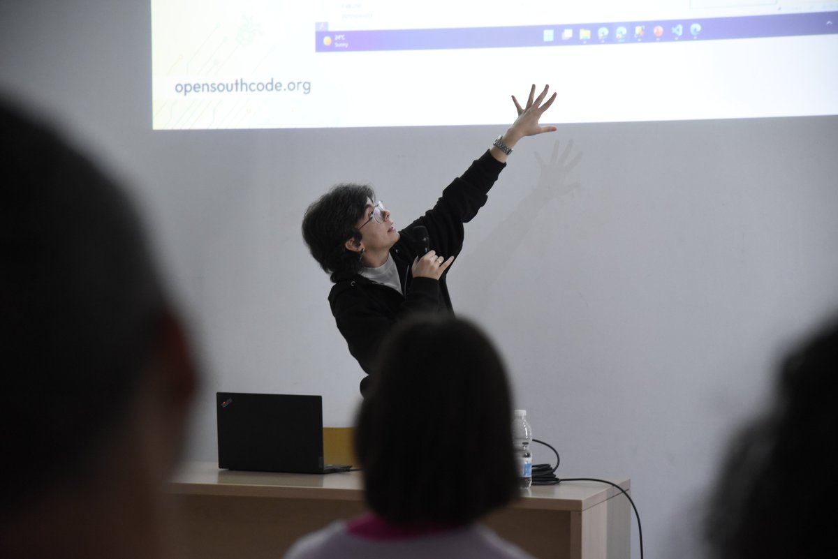 OpenSouthCode's tweet image. Hoy, @Beelzenef_ nos explicó cómo hacer apps más accesibles con Flutter. Recordaremos que ¡todo es un widget!. Crear aplicaciones inclusivas es ahora más fácil y más importante que nunca 📱✨ #OpenSouthCode24 #Flutter #Accesibilidad