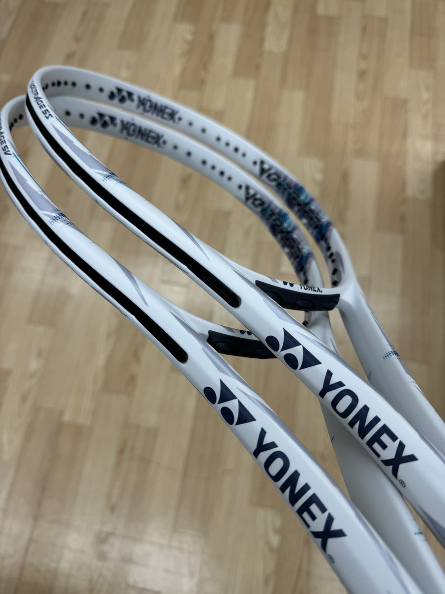 racketya's tweet photo. ボルトレイジ5シリーズの新デザイン
グレイッシュホワイト好評発売中です！😆
爽やかなデザインがカッコいいと思います！✨
ぜひ店頭にてご覧ください！🙌🏻

#ソフトテニス
#ヨネックス
#ボルトレイジ https://t.co/1mA0v6VOWq