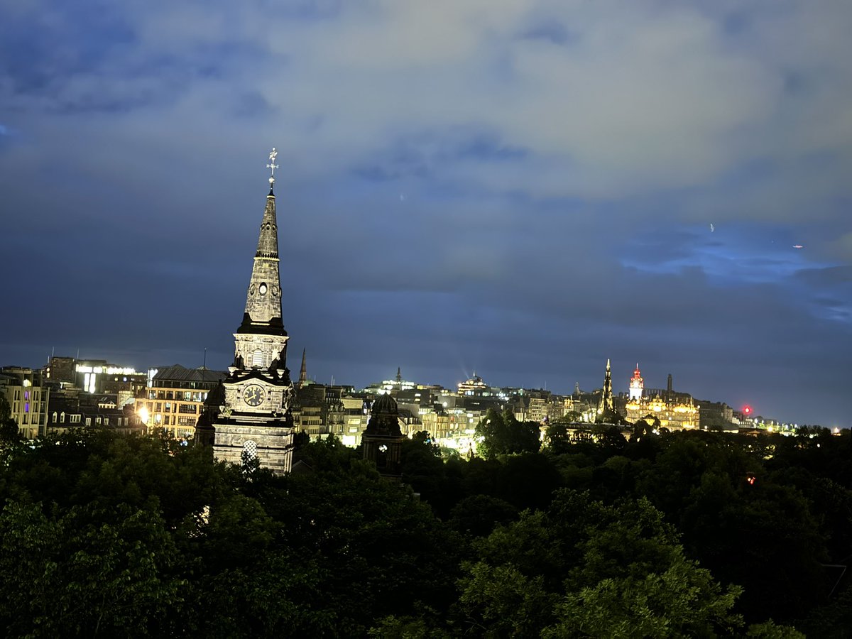 comradeflynn's tweet image. Asked my hotel in Edinburgh if they had any rooms with a good view. They said they had a tiny room on the top floor which I took and think I made the right choice.