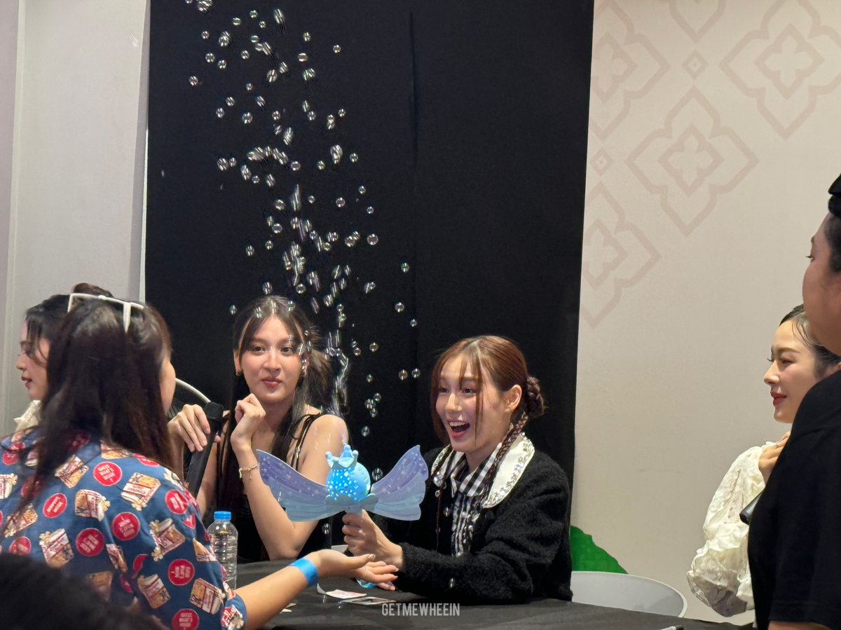 getmewheein's tweet image. LOOK AT LOVE SO HAPPY WITH THE BUBBLE 🥰🥰

YBFAIR WITH MILKLOVE
#มิ้ลค์เลิฟxYBookFair
#YBOOKFAIR8xMilkLoveViewJune