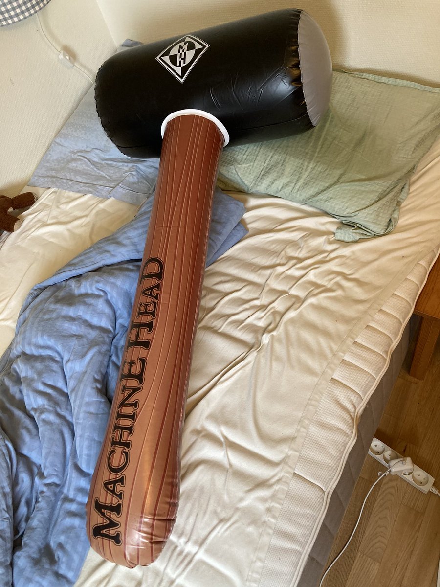 Jeg havde min 12årige med på Copenhell i går. 

I morges vågnede han op ved siden af denne.. 

Jeg har lavet en Machine Head fan.. 🥰