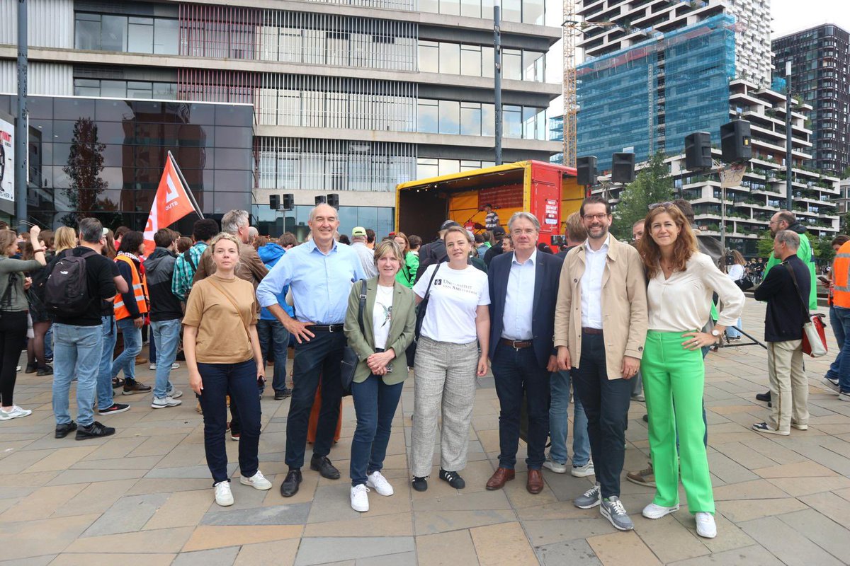 tweetsunl's tweet image. Vandaag protesteerden we met studenten, docenten, onderzoekers, bestuurders en politici tegen de langstudeerboete en andere ingrijpende bezuinigingen op het hoger onderwijs. De plannen schaden de toekomst van jongeren en van Nederland.