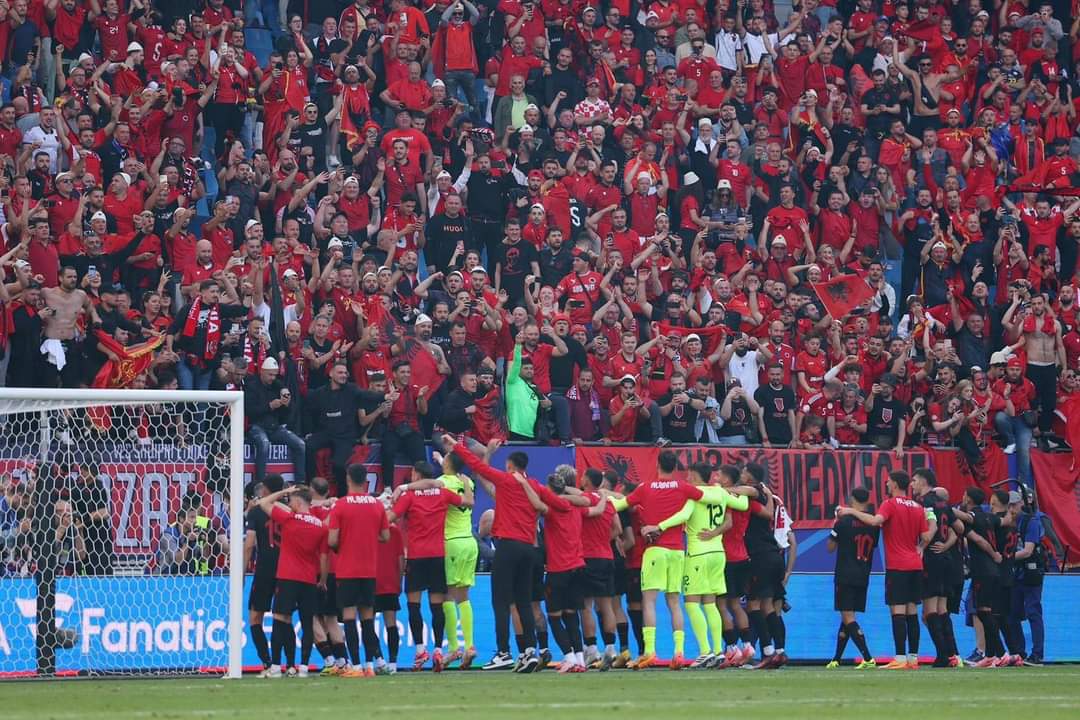 In the Dusseldorf stadium, it is expected that there will be no less than 35 thousand Albanian fans, in support of the national team.  The stadium, which has a capacity of 50,000 seats, will turn into a spectacle stage, where red and black colors will prevail. 🇦🇱 #albania