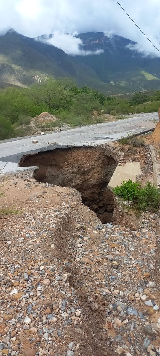 Zaragoza NL sigue incomunicado desde miérc. No sabemos cómo están familias en  cabecera y ranchos. URGE intervención <a href="/samuel_garcias/">Samuel García</a> <a href="/nuevoleon/">El Gobierno de Nuevo León</a> <a href="/PC_NuevoLeon/">Protección Civil NL</a> 
La info de Ayto es limitada. Se sabe que hay socavón (3), además en Aramberri (foto2) se desgajó carretera vía para Zarag