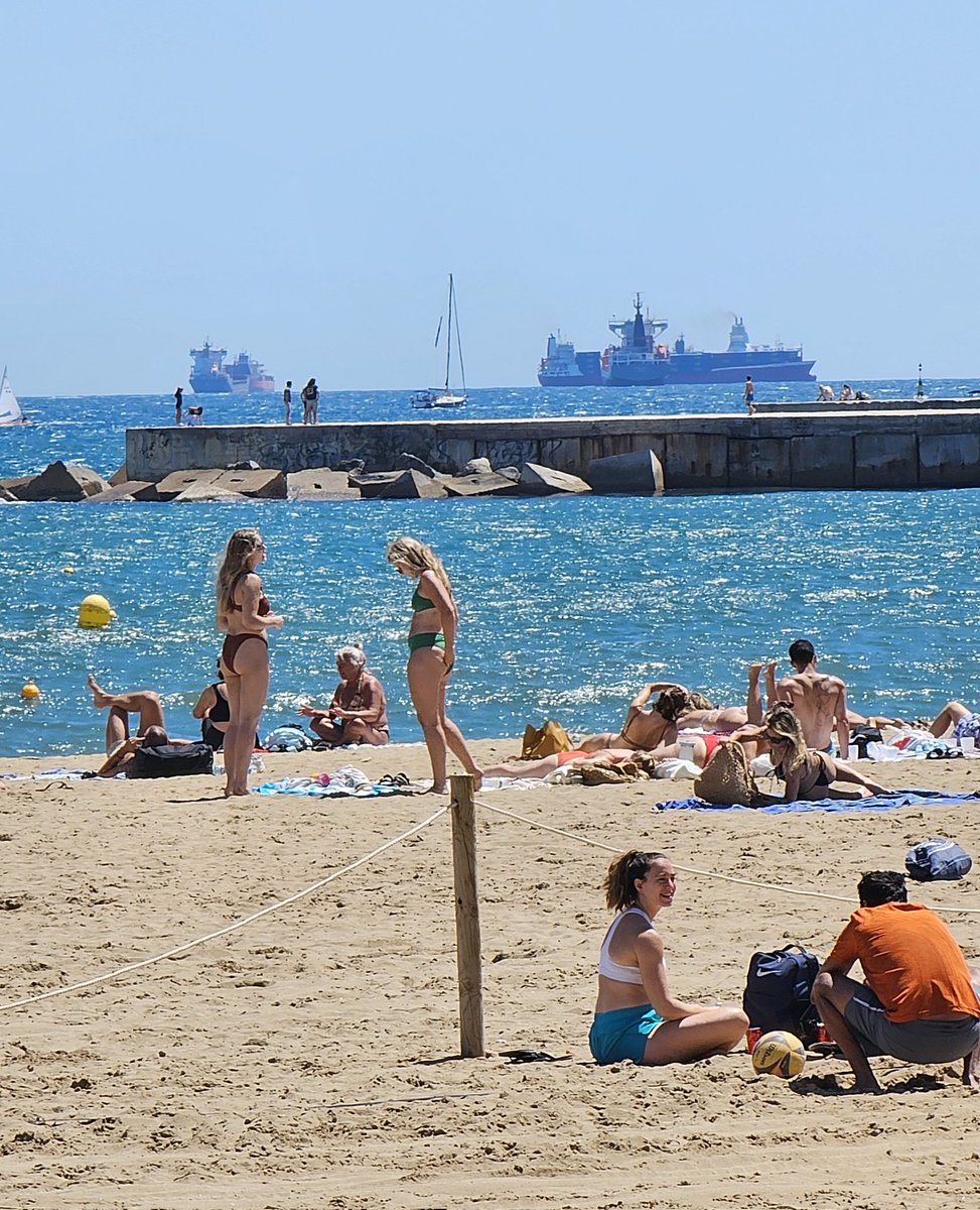 ABessai's tweet image. En attendant le Boss .. 🤭
#Brucespringsteen 
#SpringsteenBarcelona