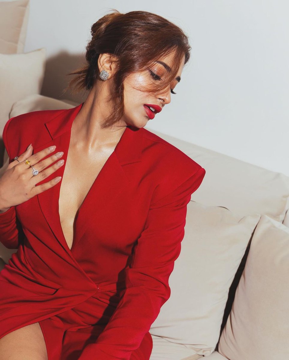 It's getting difficult to handle the heat 🫠❤️‍🔥
<a href="/heyshankar_/">Jiya Shankar</a>