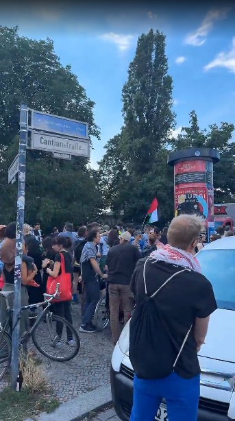 datawrangler2's tweet photo. 🍉+++ALERT+++NEWS+++
.
pro🇵🇸FreakShow-Demonstration soll
wohl erst ab 17:00 Uhr losziehen.
Man will sich ja schließlich in Mitte, am Alex,
mit X-Berg Demo vom Antikolonial-Camp🙃 vereinen.
Diverse Festnahmen/ED im Vorfeld
#PrenzlauerBerg #Demonstration #Berlin #b2206 #Demo #PBerg https://t.co/qmkFHRrZNE