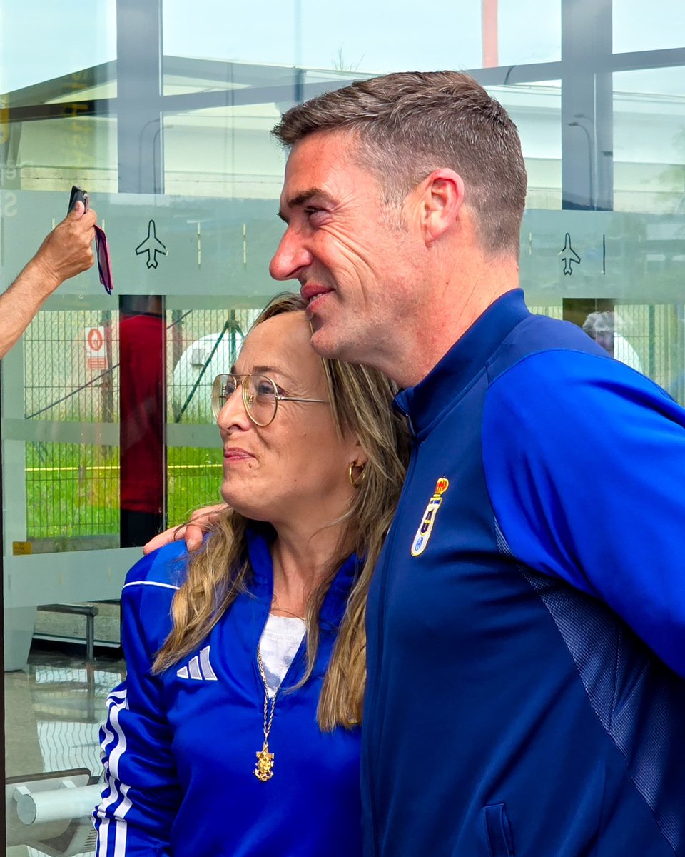 RealOviedo's tweet photo. 👋🏻 Nos despedimos de Asturias recibiendo el cariño de los nuestros. Por vosotros, por nosotros… ¡VAMOS, OVIEDO! 🔥💙

#RealOviedo 🔵⚪️ https://t.co/VsbjEkFKcr