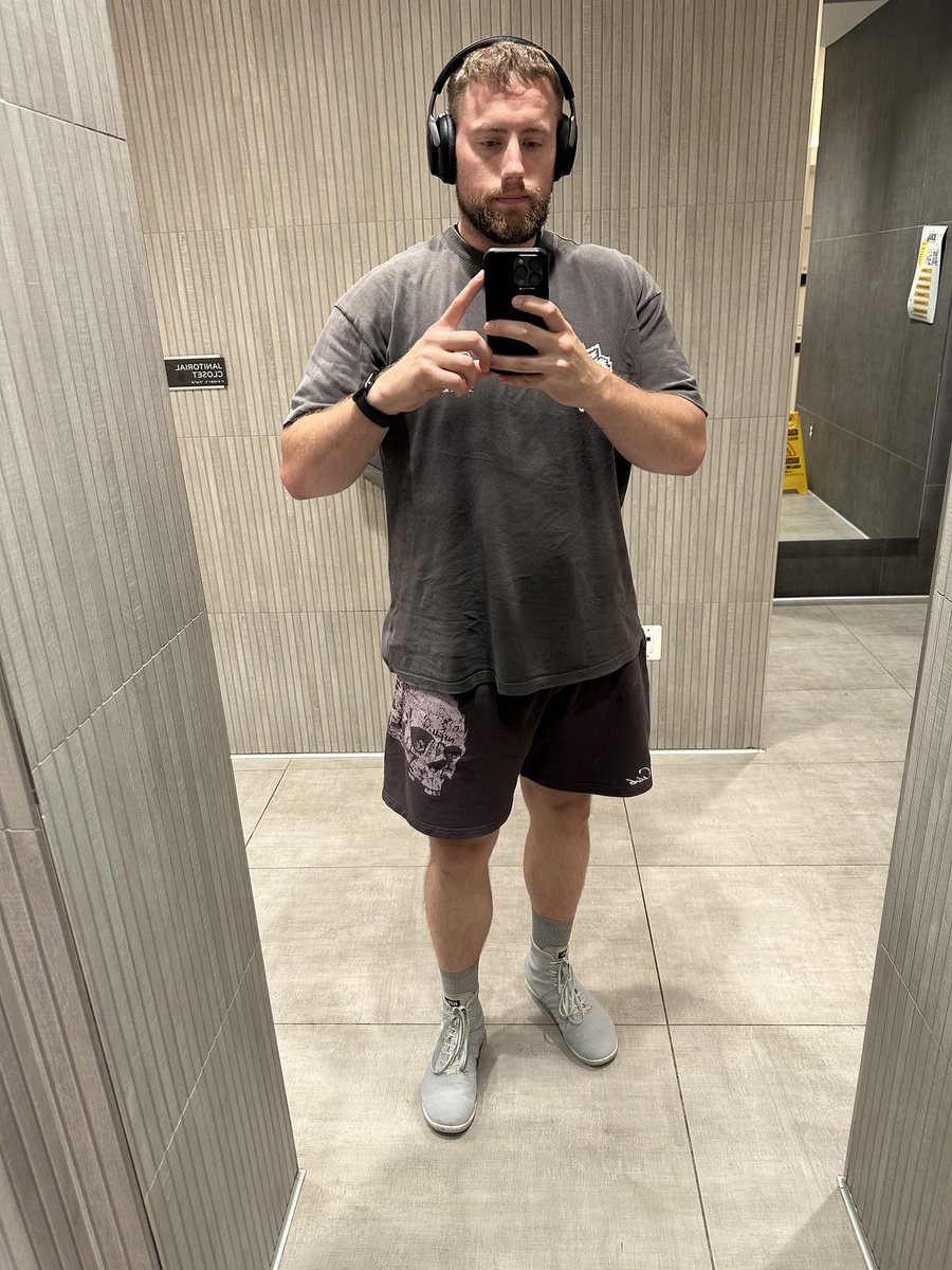 Cubbedy's tweet image. The Pre-Workout vs Post-Workout Leg Day Pump. As of yesterday, maintaining a steady caloric deficit, we’re officially down 12.8 pounds over the past 7 weeks. Another 35-40 to go. First time legitimately using a food scale, and what a difference does it make.