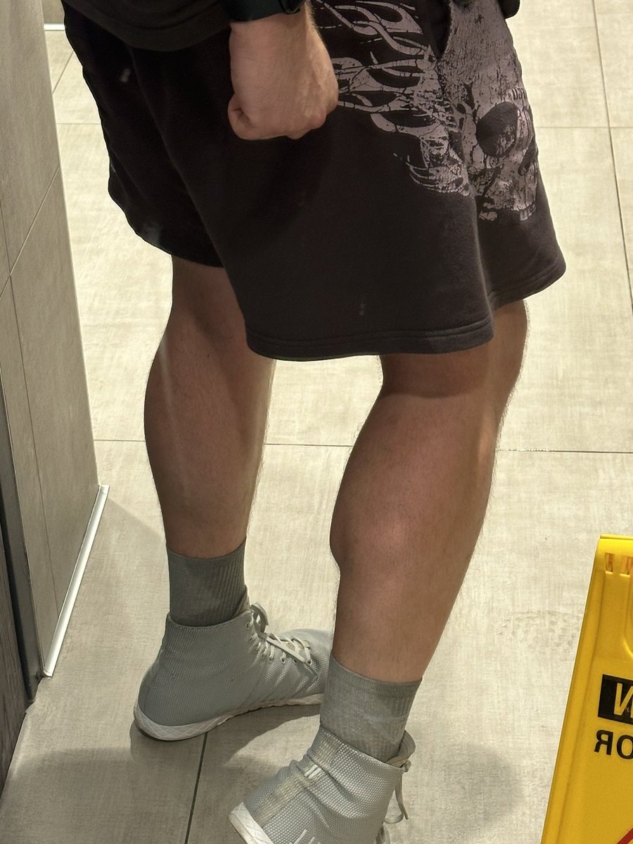 Cubbedy's tweet image. The Pre-Workout vs Post-Workout Leg Day Pump. As of yesterday, maintaining a steady caloric deficit, we’re officially down 12.8 pounds over the past 7 weeks. Another 35-40 to go. First time legitimately using a food scale, and what a difference does it make.