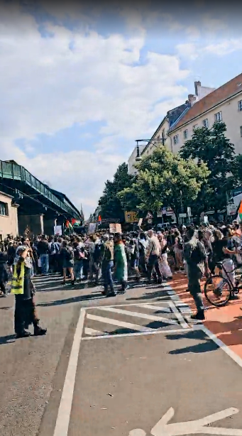 datawrangler2's tweet photo. 🍉+++ALERT+++NEWS+++
.
Man schreitet gemächlich zur Aufstellung
der Blöcke.
Demozug läuft dann ab Eberswalder Straße Kreuzung Schönhauser Allee Richtung Mitte
Greta soll wohl im vorderen medienwirksamen
Teil der Demo "spontan" auftauchen
#Greta #Mitte #Berlin #b2206 #Demo #PBerg https://t.co/2UhTk9pwIF