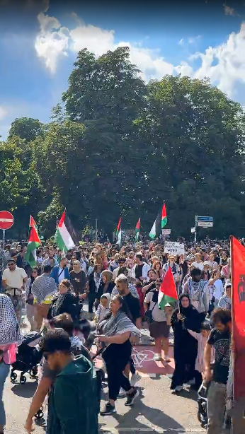 datawrangler2's tweet photo. 🍉+++ALERT+++NEWS+++
.
Man schreitet gemächlich zur Aufstellung
der Blöcke.
Demozug läuft dann ab Eberswalder Straße Kreuzung Schönhauser Allee Richtung Mitte
Greta soll wohl im vorderen medienwirksamen
Teil der Demo "spontan" auftauchen
#Greta #Mitte #Berlin #b2206 #Demo #PBerg https://t.co/2UhTk9pwIF